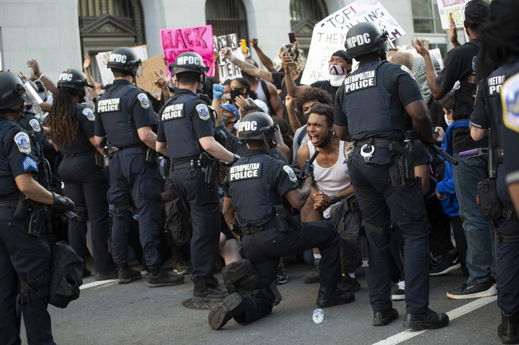 Em meio a protestos contra racismo nos EUA, policiais também se ajoelham em solidariedade