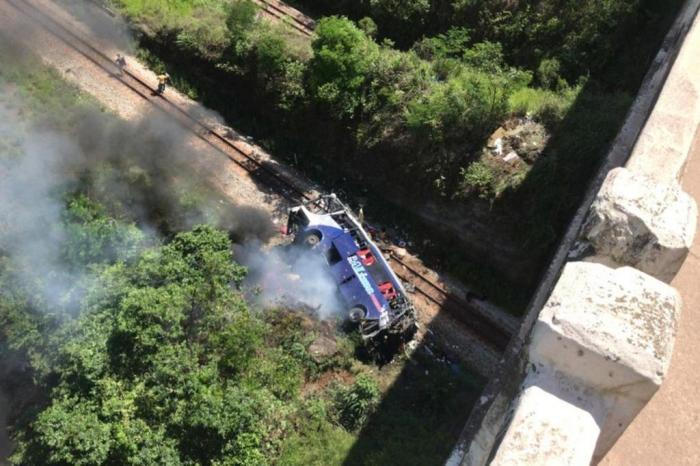 Ônibus cai de viaduto na BR-381 em Minas Gerais e deixa 16 mortos