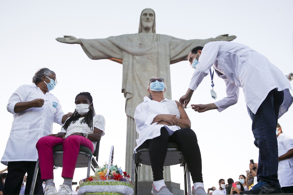 Duas primeiras moradoras do RJ são vacinadas no Cristo Redentor