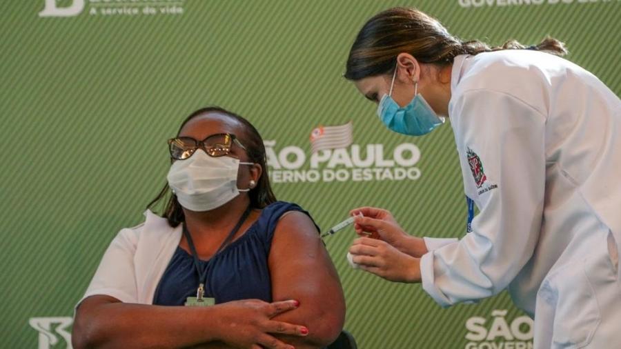 Mundo passa de 40 milhões de vacinas aplicadas; Brasil aparece em ranking