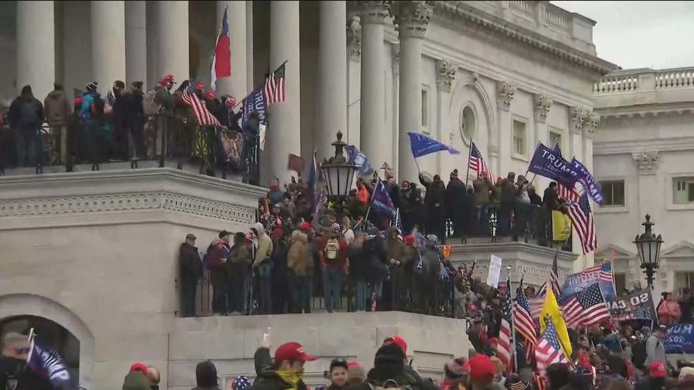 Apoiadores de Trump invadem Congresso dos EUA