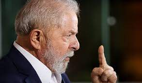 Lula ultrapassa Bolsonaro pela 1ª vez em cenário para 2022